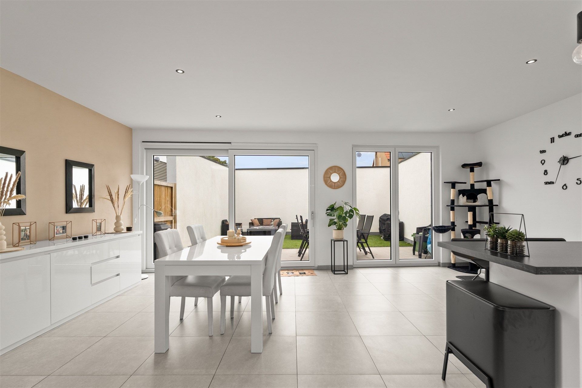 Moderne gezinswoning met 3 slaapkamers en bureau.  foto 10