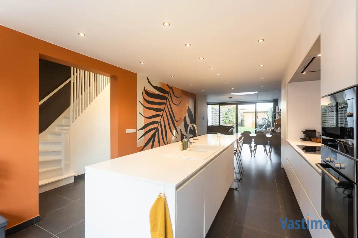 Instapklare, lichtrijke én gerenoveerde gezinswoning foto {{pictureIndex}}