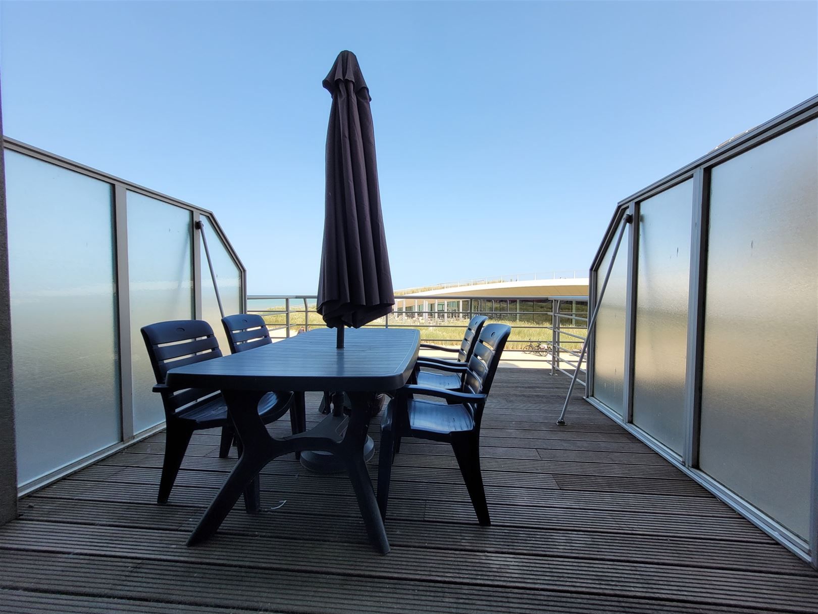 Gemeubelde studio met zicht op casino en de zee foto 5