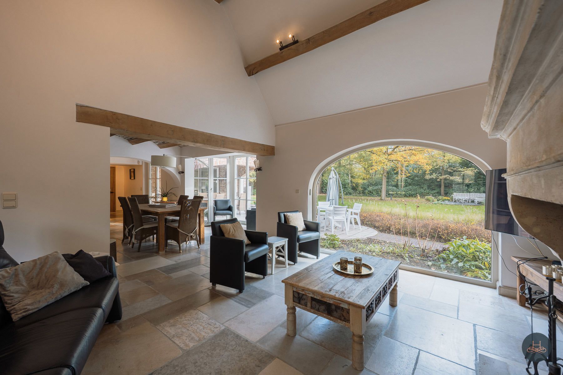 Riant landhuis met zwembad op ruim perceel in rustige wijk foto 7