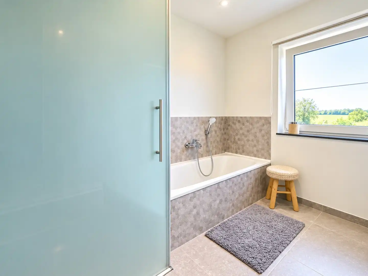 Moderne gezinswoning met drie slaapkamers en energiezuinige afwerking foto 10
