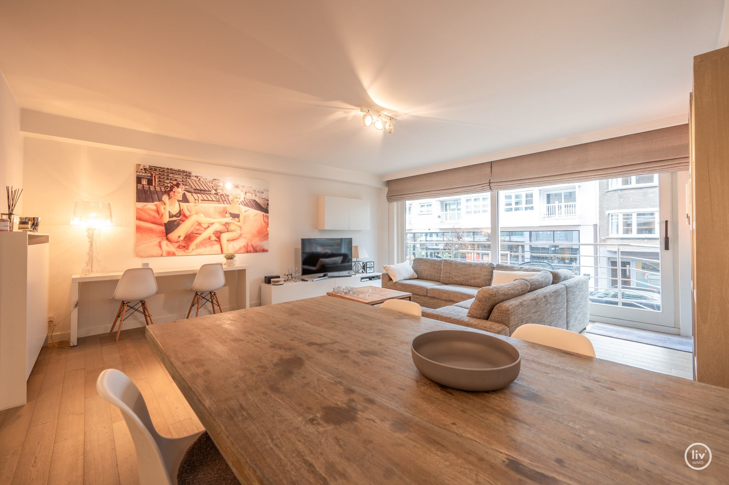 Hedendaags en zonnig appartement met 2 slaapkamers en een tijdloze inrichting, gelegen op de Dumortierlaan, op wandelafstand van de zee. foto 4