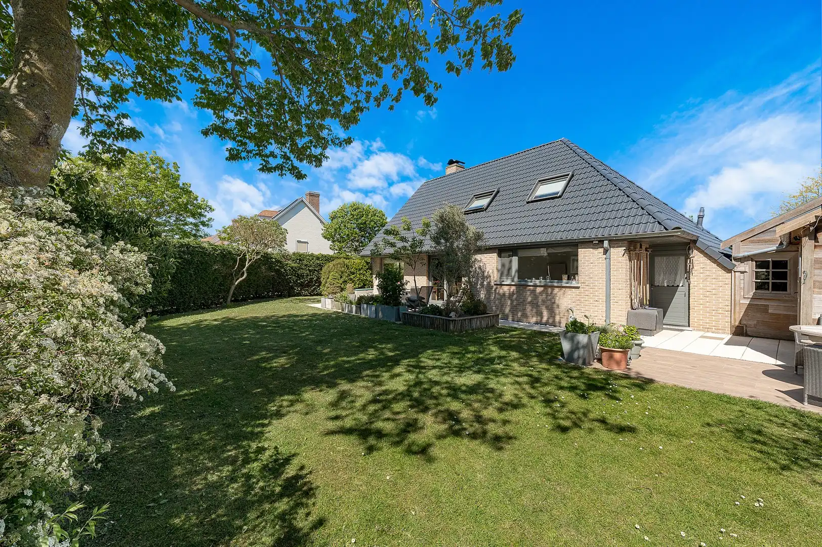 Vrijstaande villa gelegen op een zonnig hoekperceel. foto 12