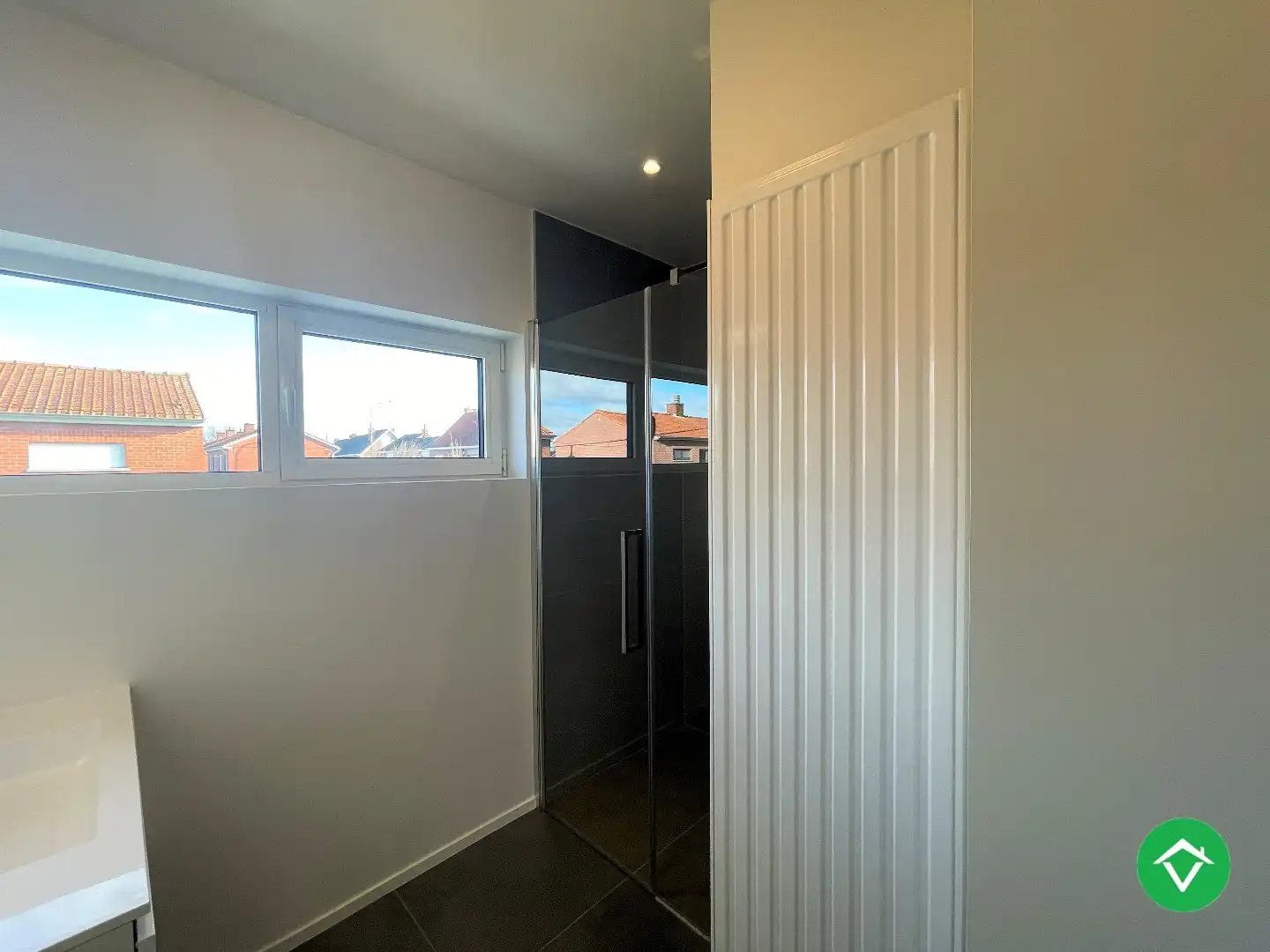 Ruime, gerenoveerde woning met twee slaapkamers te Roeselare foto 17