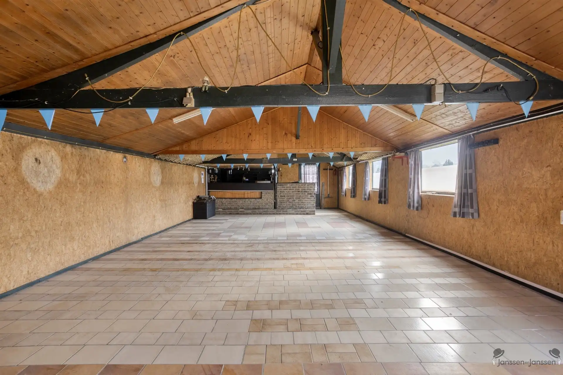 Ruime renovatiewoning met polyvalente bijgebouwen foto 31