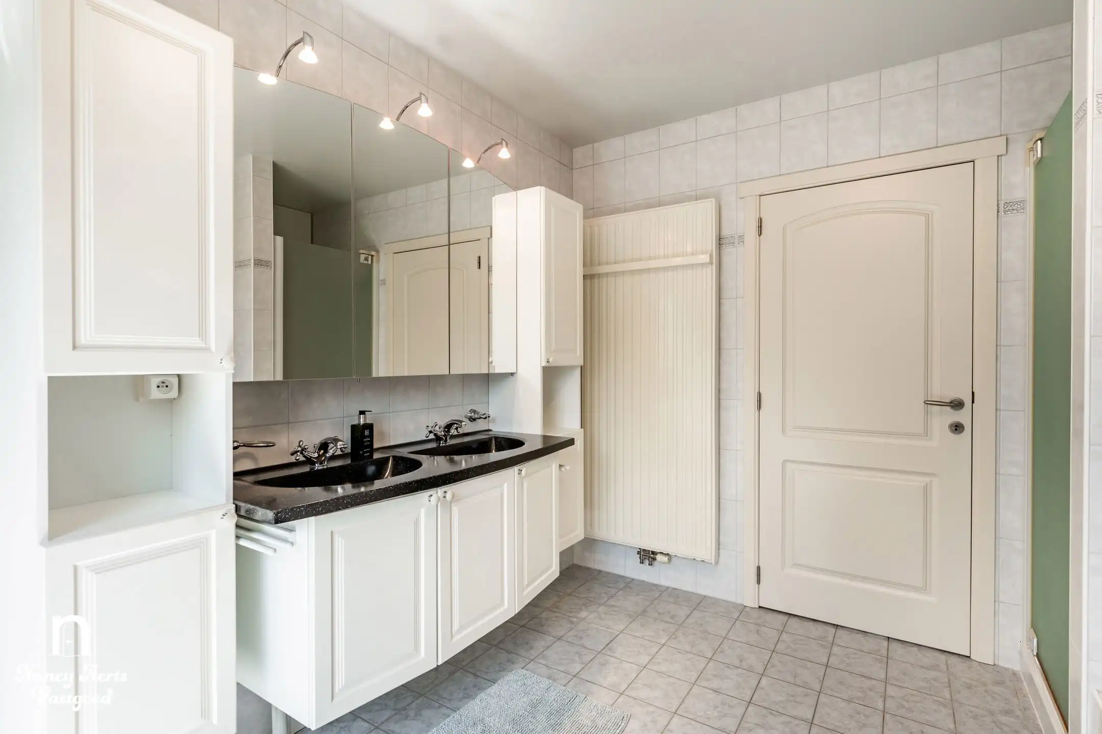 Ruime instapklare woning met prachtige tuin en 4 slaapkamers foto 18
