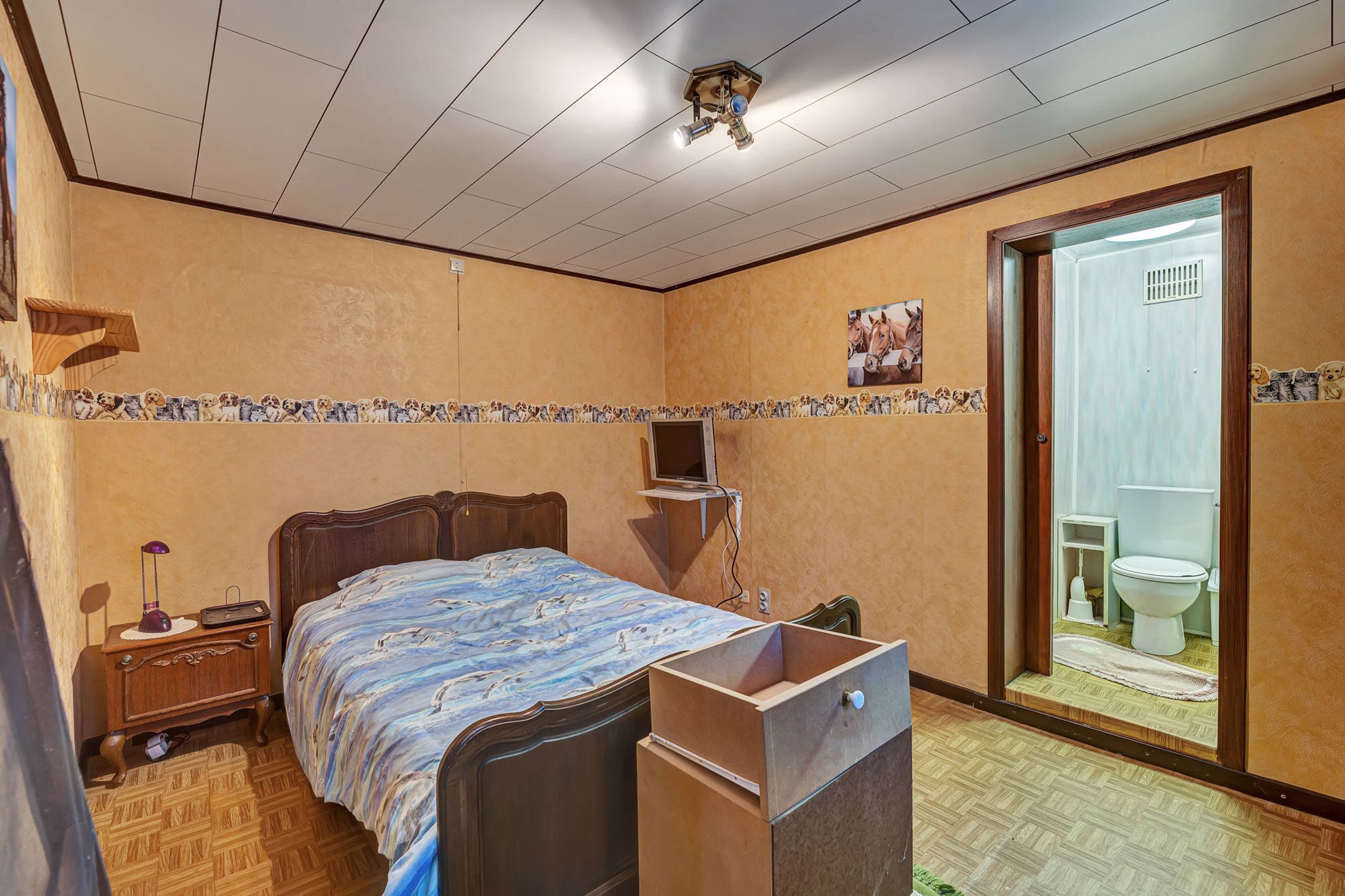 Ruime te renoveren woning met garage en veel potentieel foto 13