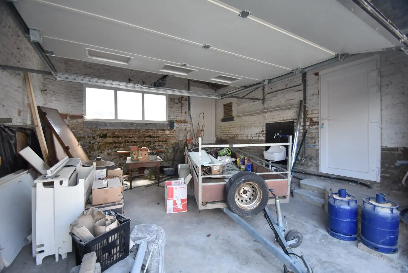 Fris en luchtig gerenoveerde woning met drie slaapkamers, terras, en garage, inbegrepen de stroom via zonnepalen.  foto 30