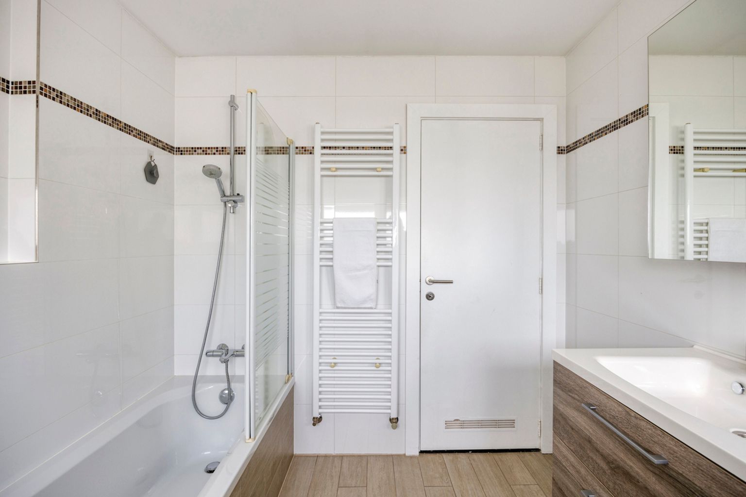 Ruime en gerenoveerde 3-gevelwoning met 4 slaapkamers foto 18