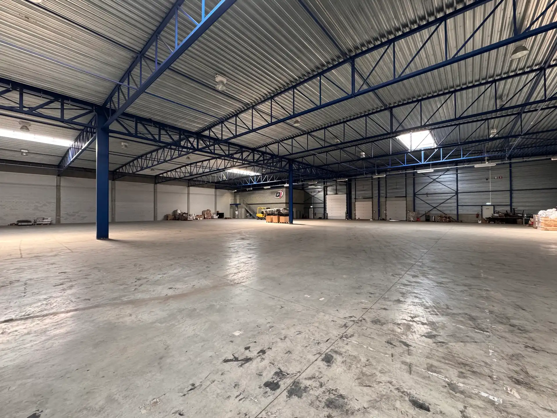 Magazijn (± 2.600 m²) met kantoor en laadkades te huur foto 4