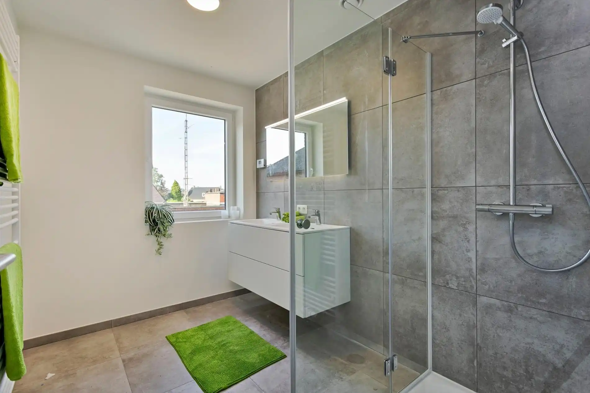 Nieuwbouwwoning met 4 slaapkamers en 2 badkamers! foto 9