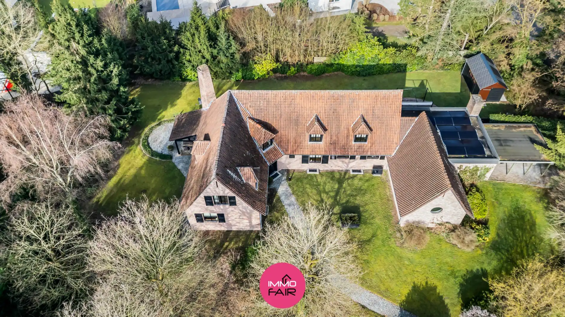 Exclusieve, karaktervolle villa met authentieke elementen in rustige, bosrijke omgeving foto {{pictureIndex}}