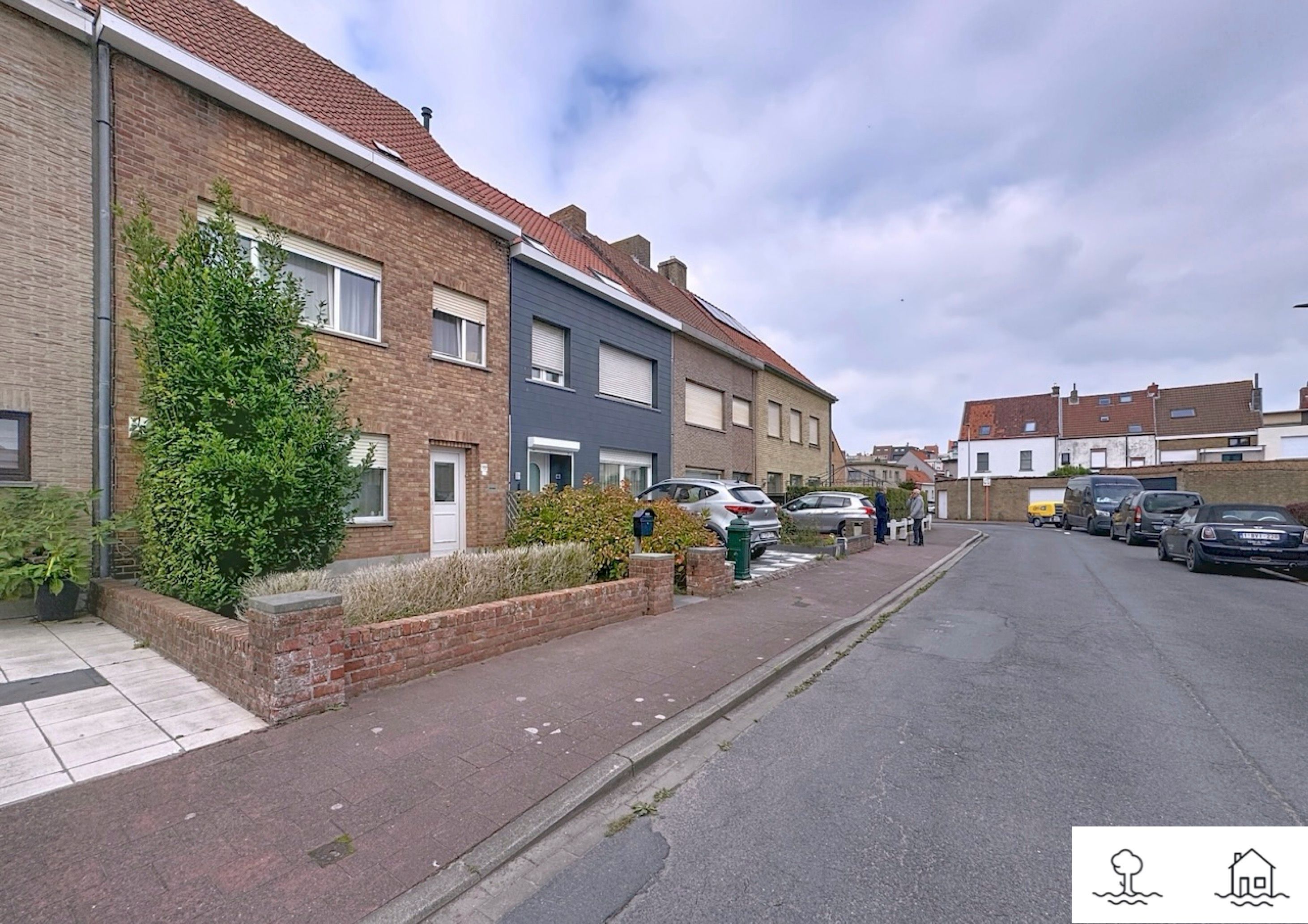 Zeer aangenaam gelegen, praktische gezinswoning met voortuintje in het dorp van Heist foto {{pictureIndex}}