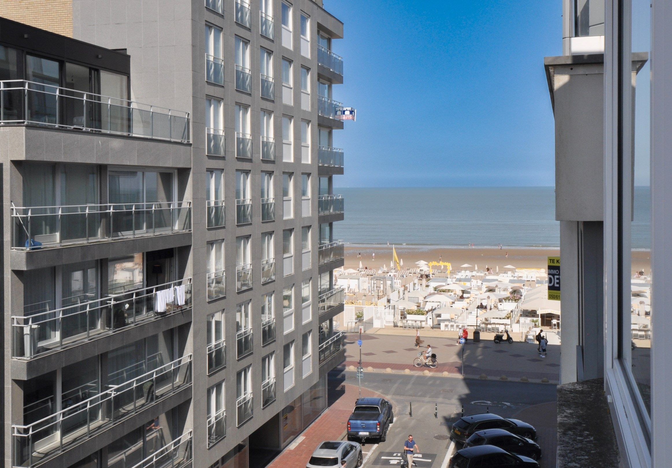 Lichtrijk appartement met zijdelings zeezicht en met een gevelbreedte van ongeveer 5,50 meter. foto 3