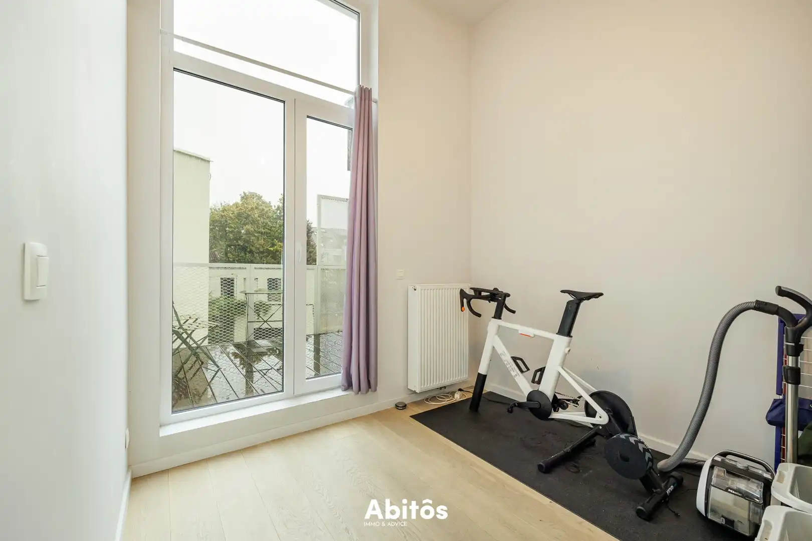 Stijlvol tweeslaapkamerappartement met terras aan het Zuidpark foto 14