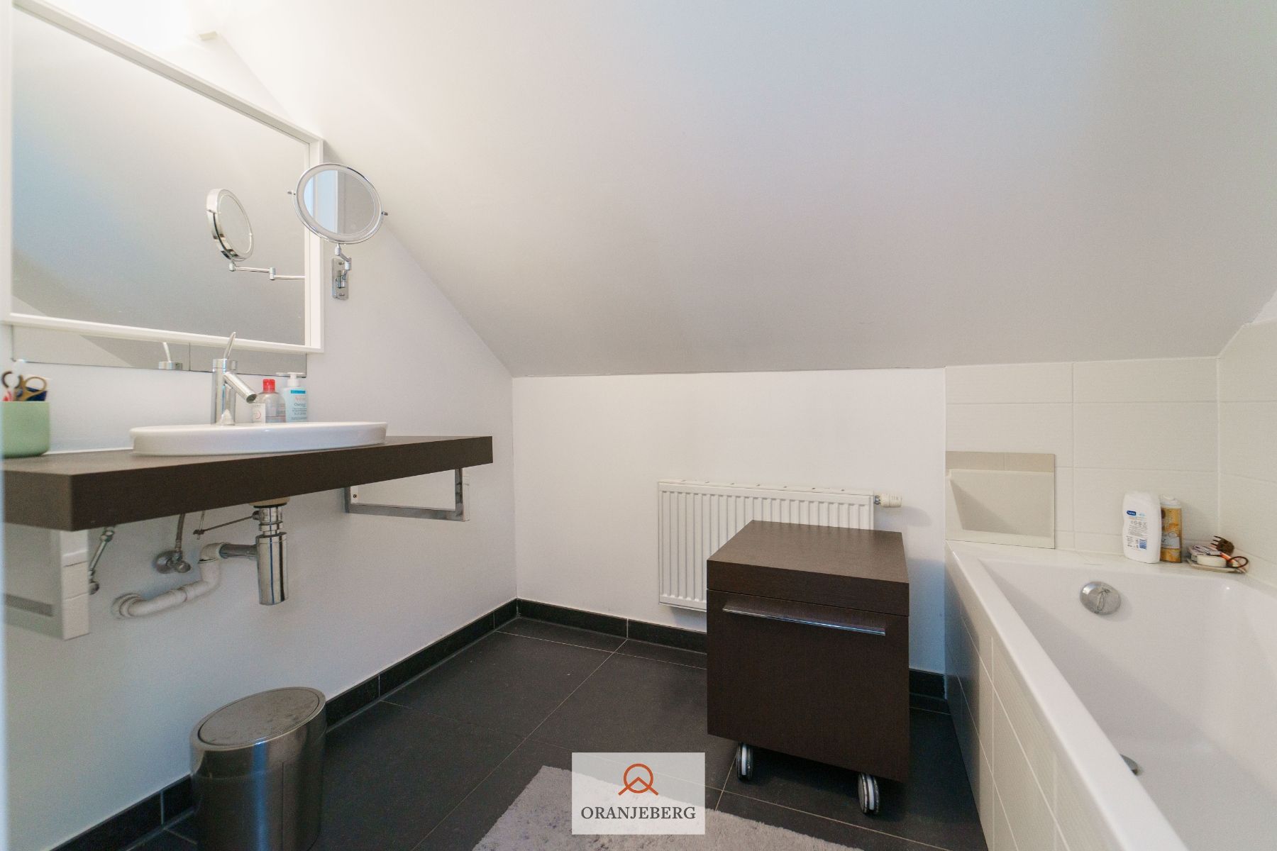 Centraal gelegen 2 slaapkamer-appartement met zicht op de Coupure! foto 24