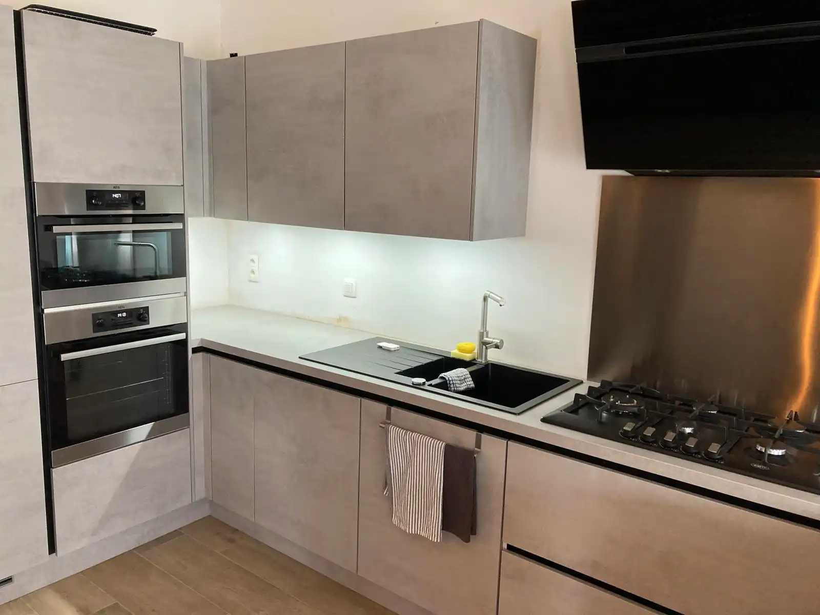 SCHELLEBELLE - Gelijkvloers appartement met tuintje. foto 5