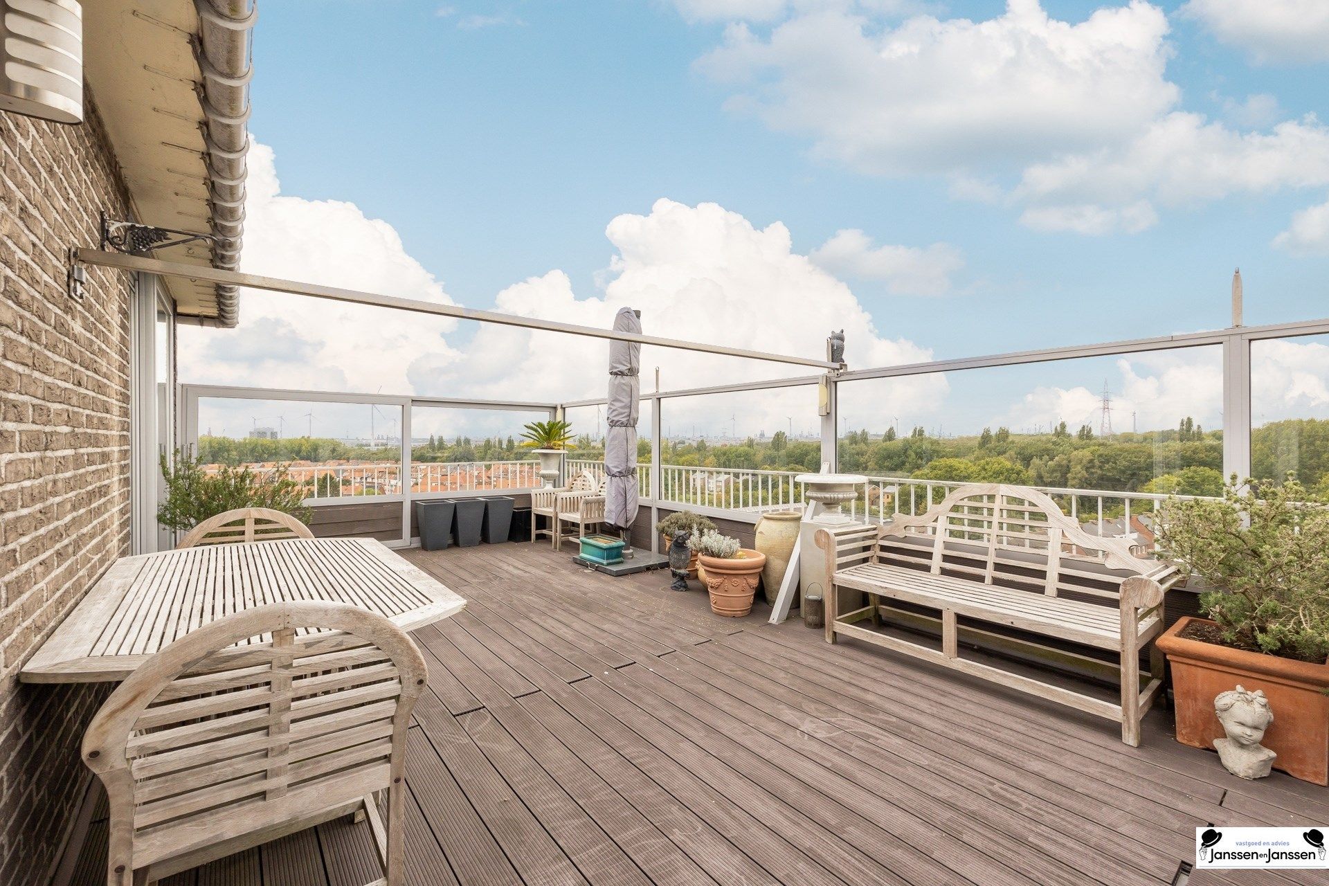Uniek appartement met prachtig dakterras en panoramisch uitzicht foto {{pictureIndex}}