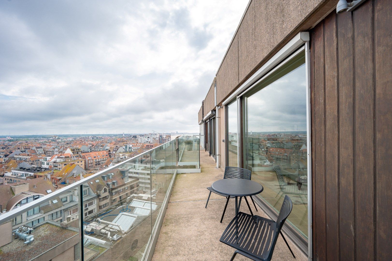 Uitzonderlijke penthouse gelegen op de Zeedijk aan het Van Bunnenplein met panoramische zichten. foto 9