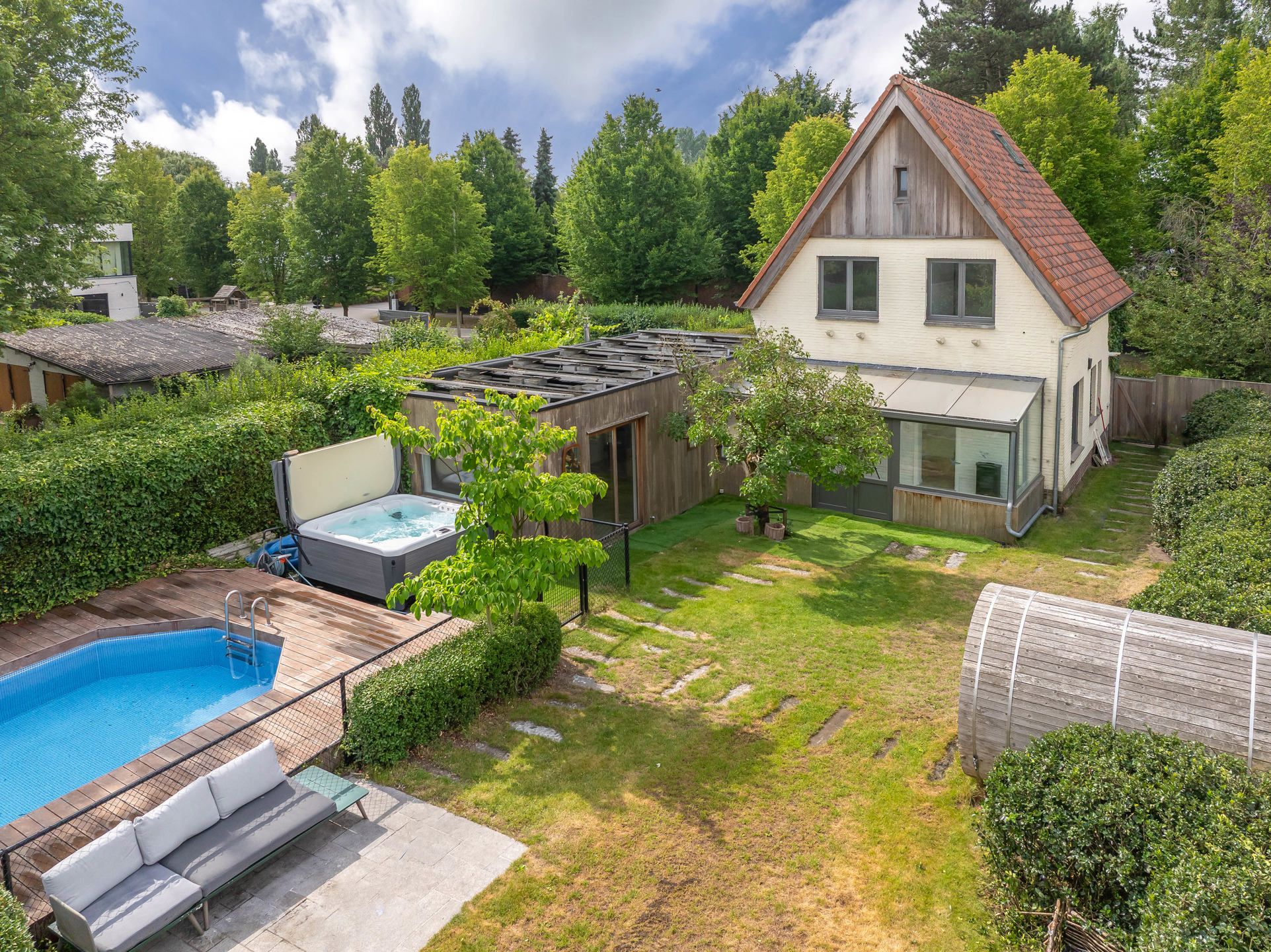 Karaktervolle woning met zwembad op toplocatie in Wijnegem foto 2