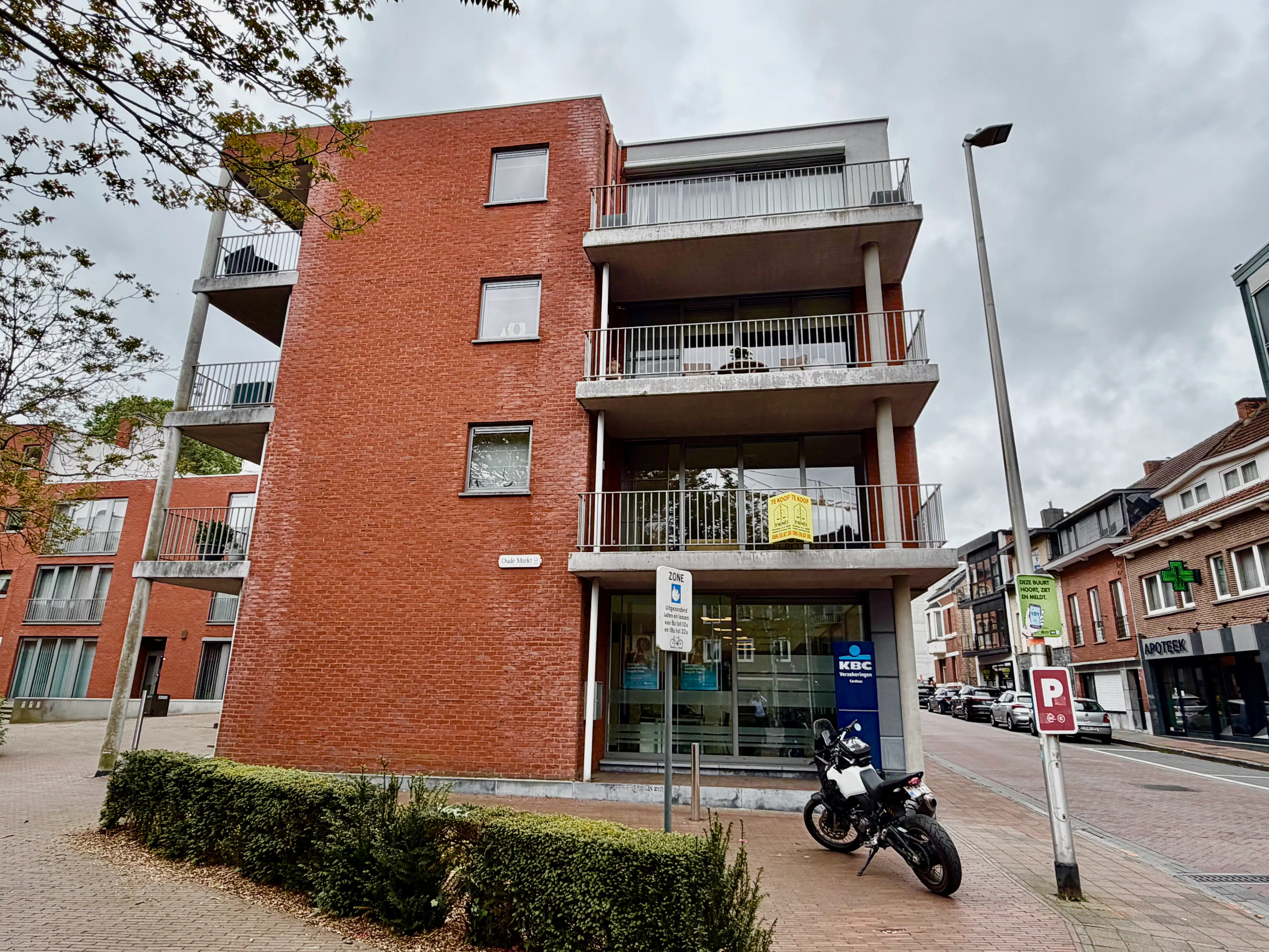 Genk-centrum, Oude Markt 4 bus 11: Ruim en energiezuinig appartement (133 m²) met 2 slaapkamers, overdekt terras, dubbele autostaanplaats en kelderberging. foto 2