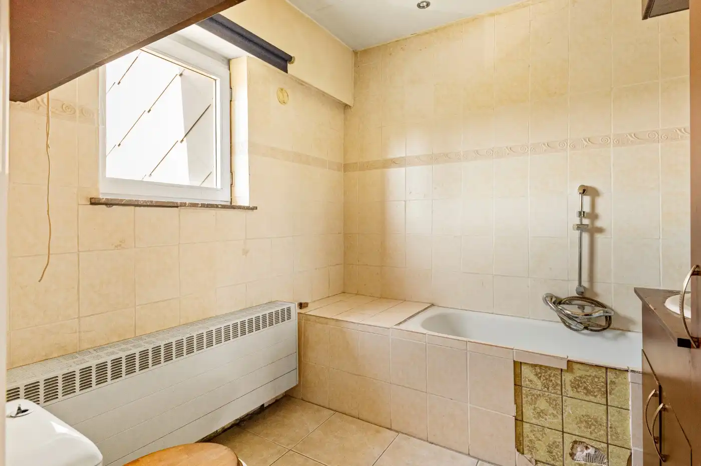 Grote, goed onderhouden, te renoveren woning met 3 slpk., garage en tuin foto 16