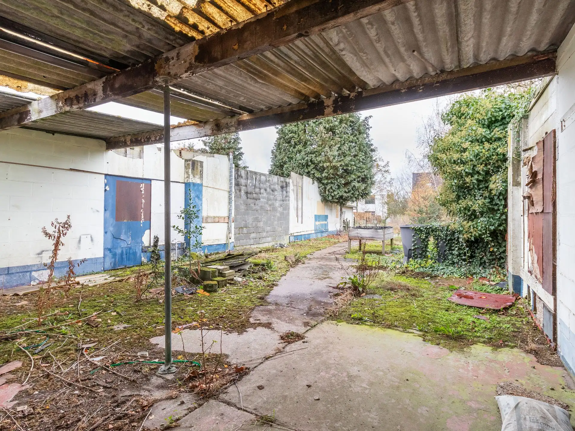 Instapklare halfopen bebouwing met werkplaats en tuin foto 17