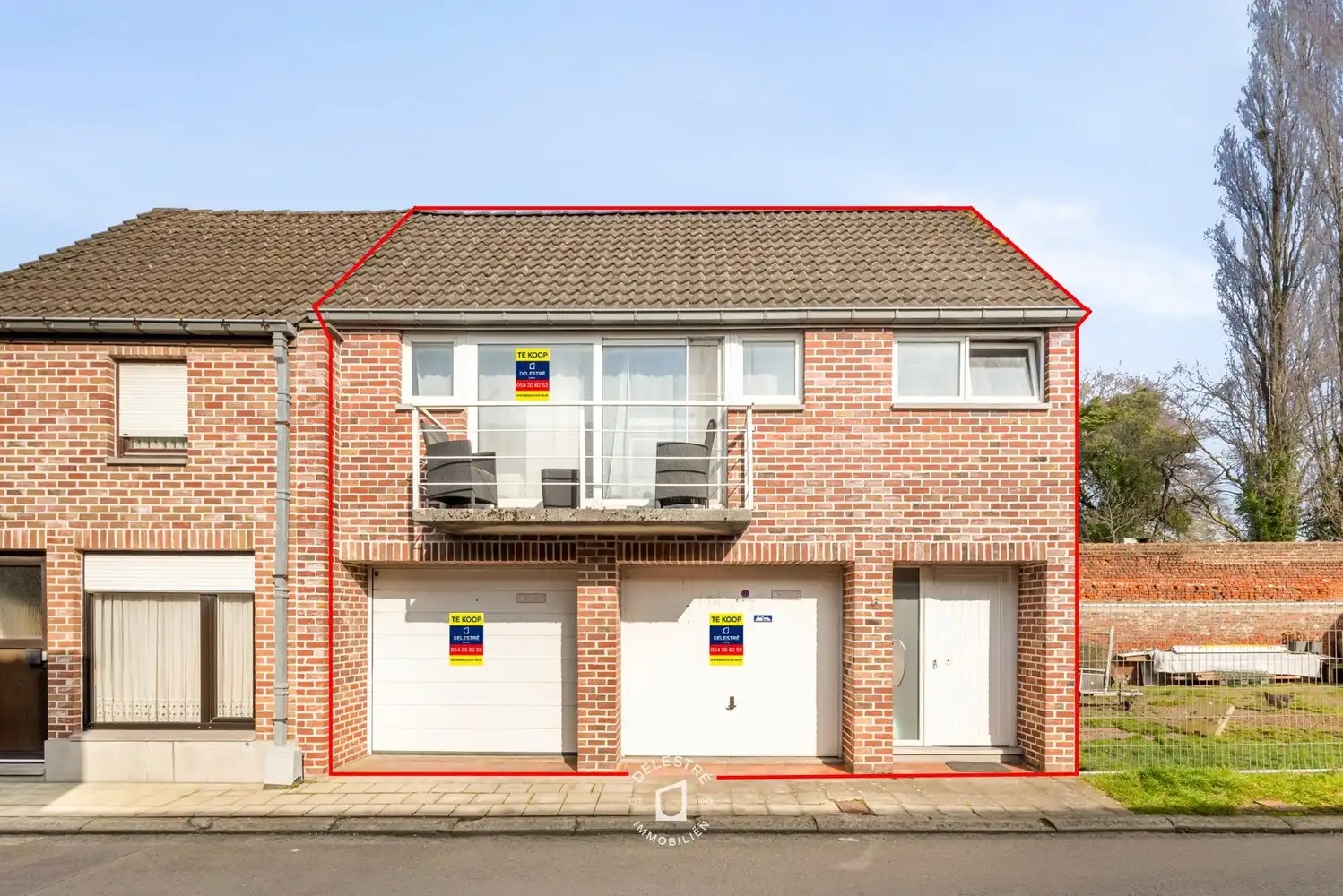 Hoofdfoto van de publicatie: GOED ONDERHOUDEN WONING INCL. 2 GARAGES