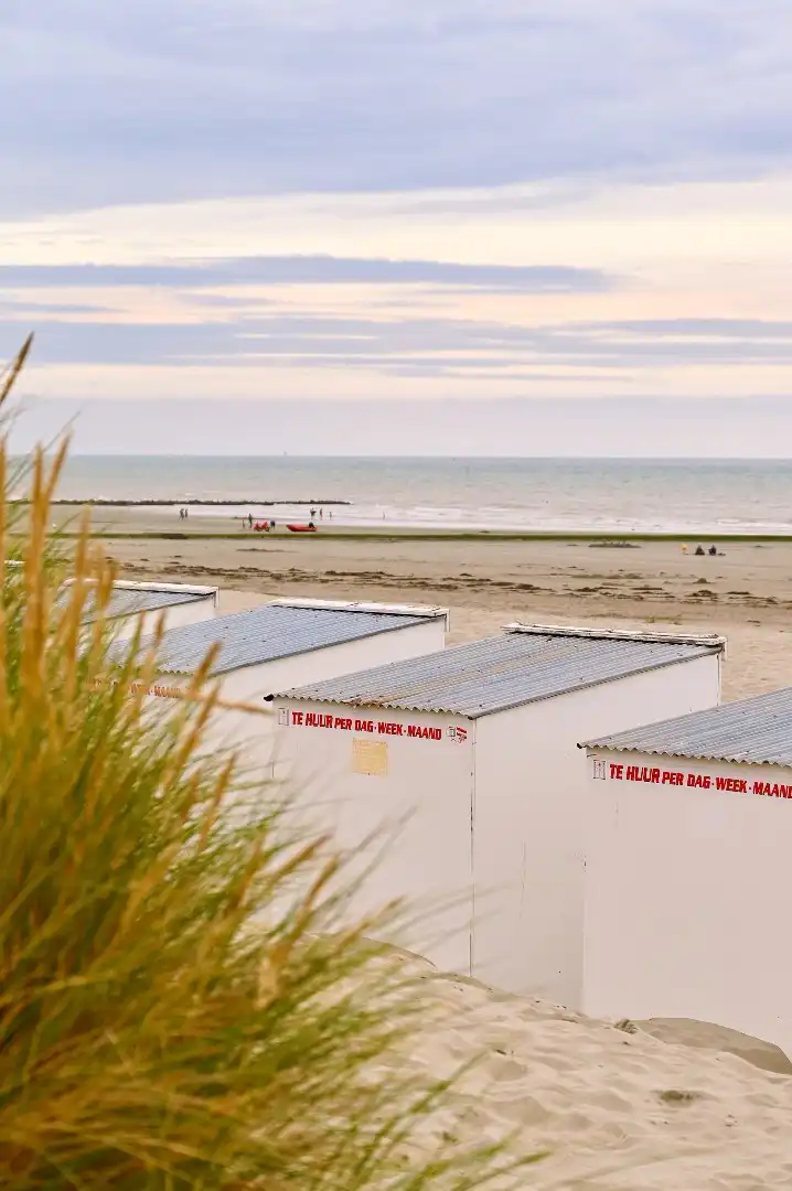 KNAP GELIJKVLOERS APPARTEMENT OP TOPLIGGING foto 2