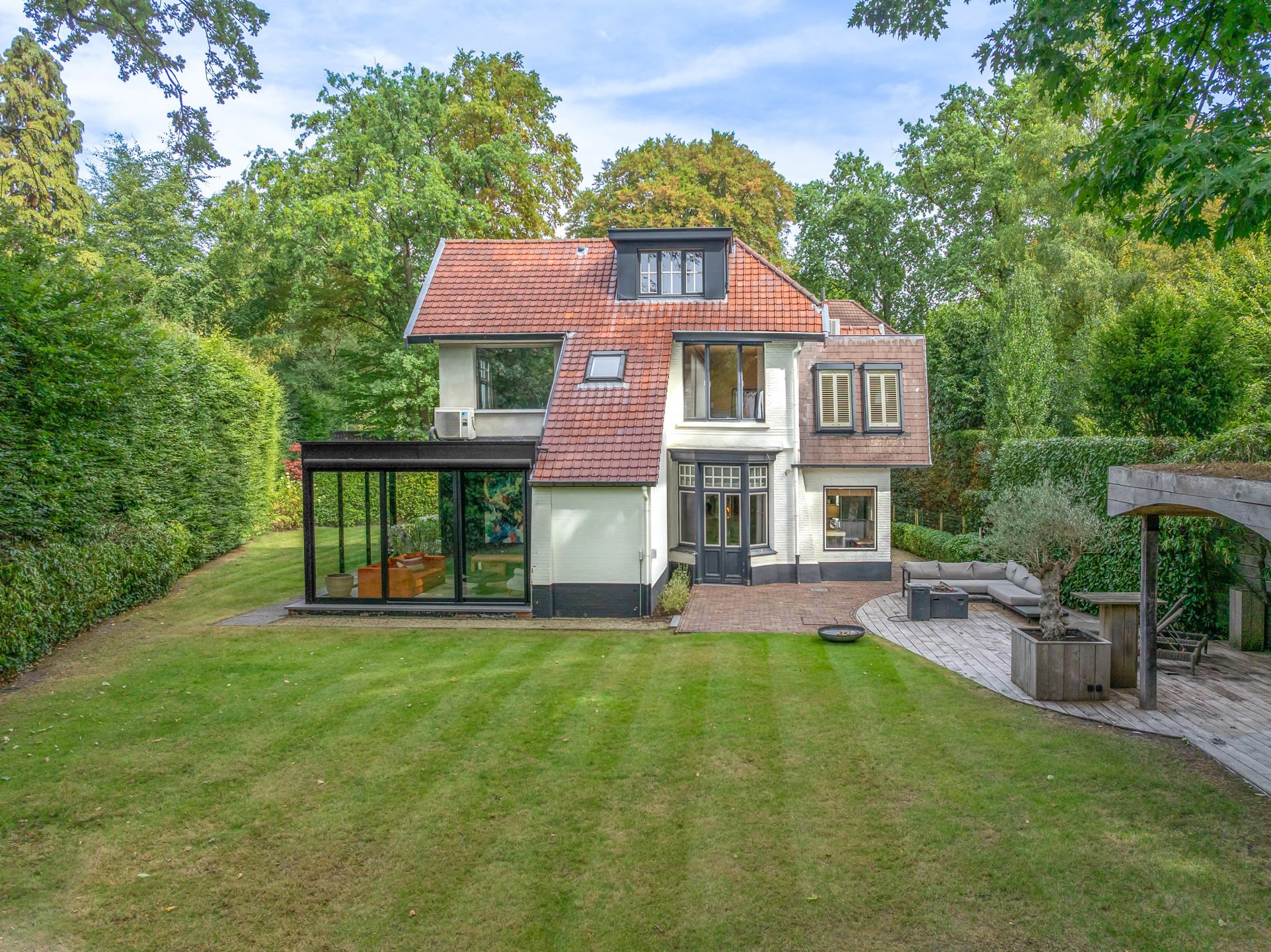 Karaktervolle villa op ca 1.780 m² met bijgebouw en garage foto 19