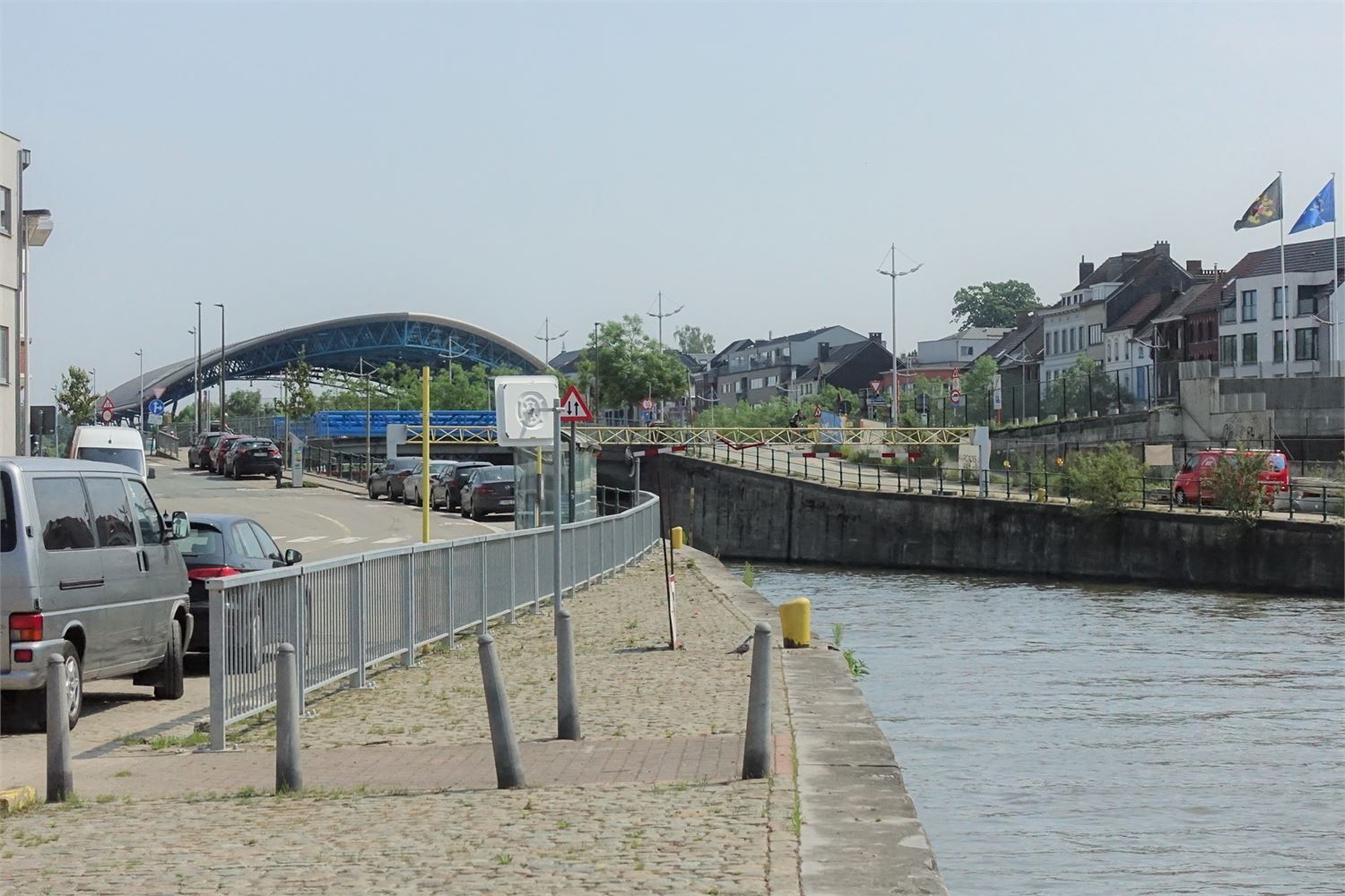 Centraal gelegen appartement met zicht op de vaart ,2 slaapkamers, terras en afgesloten staanplaats. foto 15