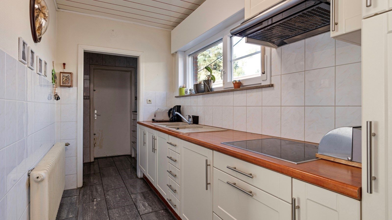 Ruime woning met 4 kmrs, 2 badk en grote opslagruimte te BEGIJNENDIJK foto 6
