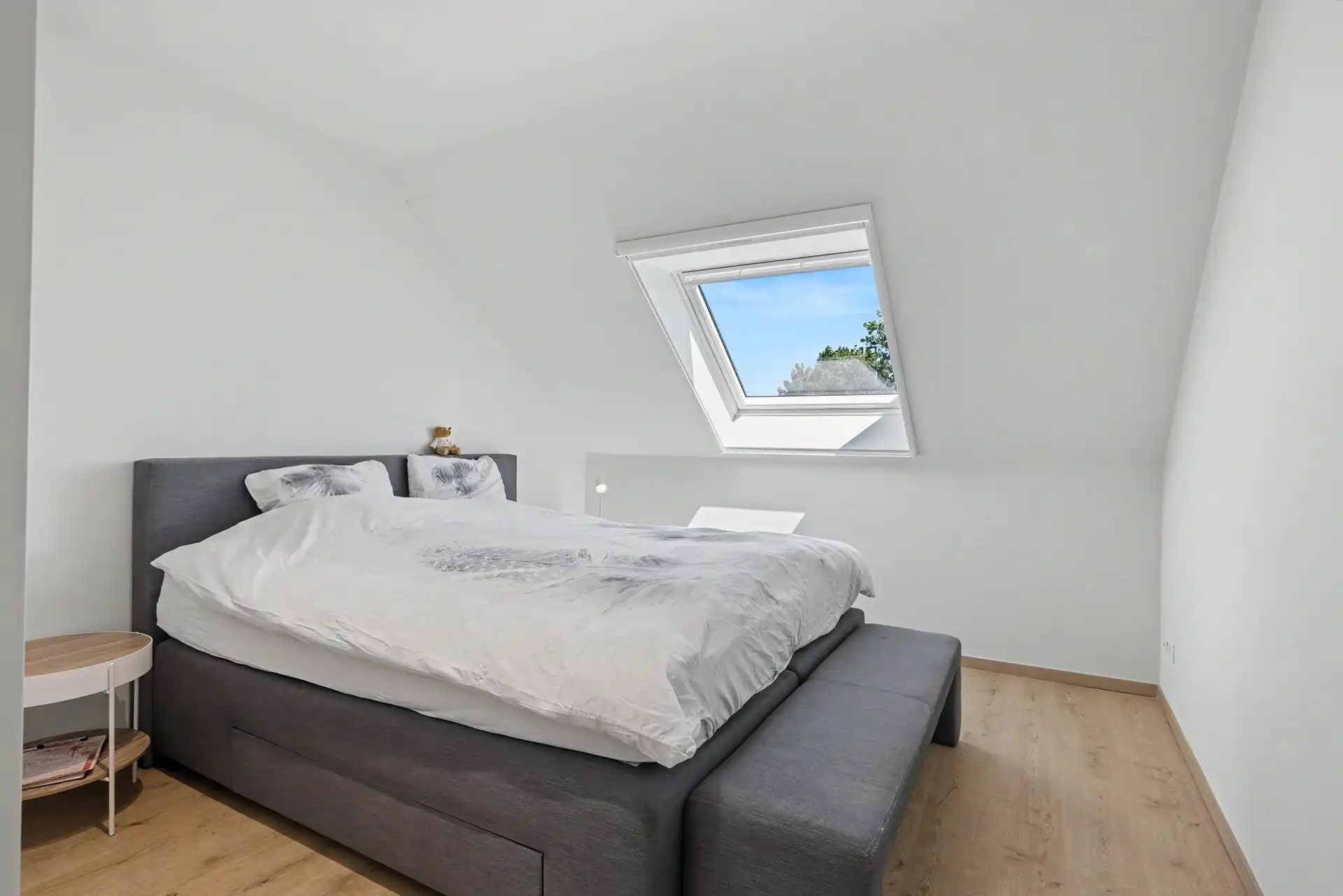 Ruime triplex woning met 3 slaapkamers en 2 parkeerplaatsen nabij het centrum van Stekene (159m²) foto 12