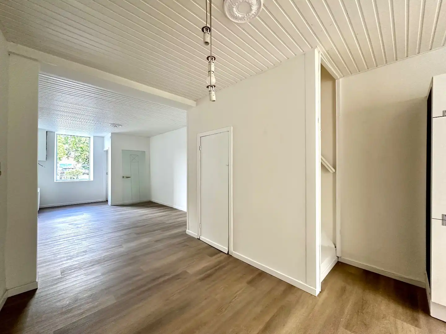Volledig gerenoveerde woning met 2 slaapkamers en zonnige koer op gunstige ligging in Tongeren foto 3