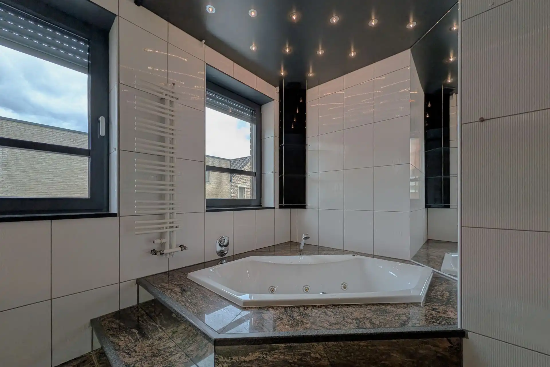 Grotestraat 332/2 – genieten van comfort, sauna, ruime inpandige garage, prachtig aangelegde tuin en een uniek uitzicht over de Maas! foto 14