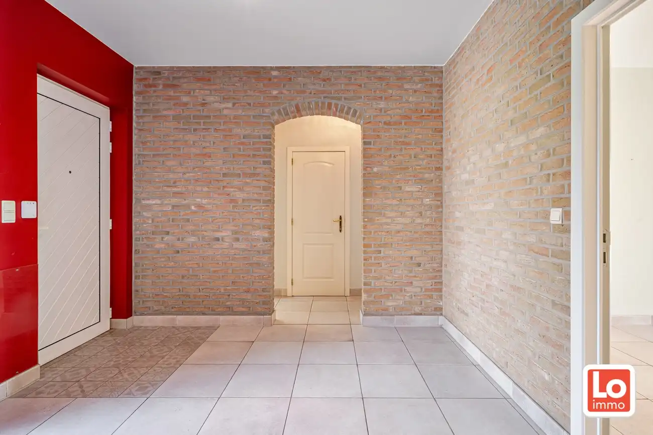 Degelijke open (kangoeroe)woning met inpandige garage en gezellige zuidwest georiënteerde tuin op een rustige locatie nabij het centrum van Lochristi! foto 6