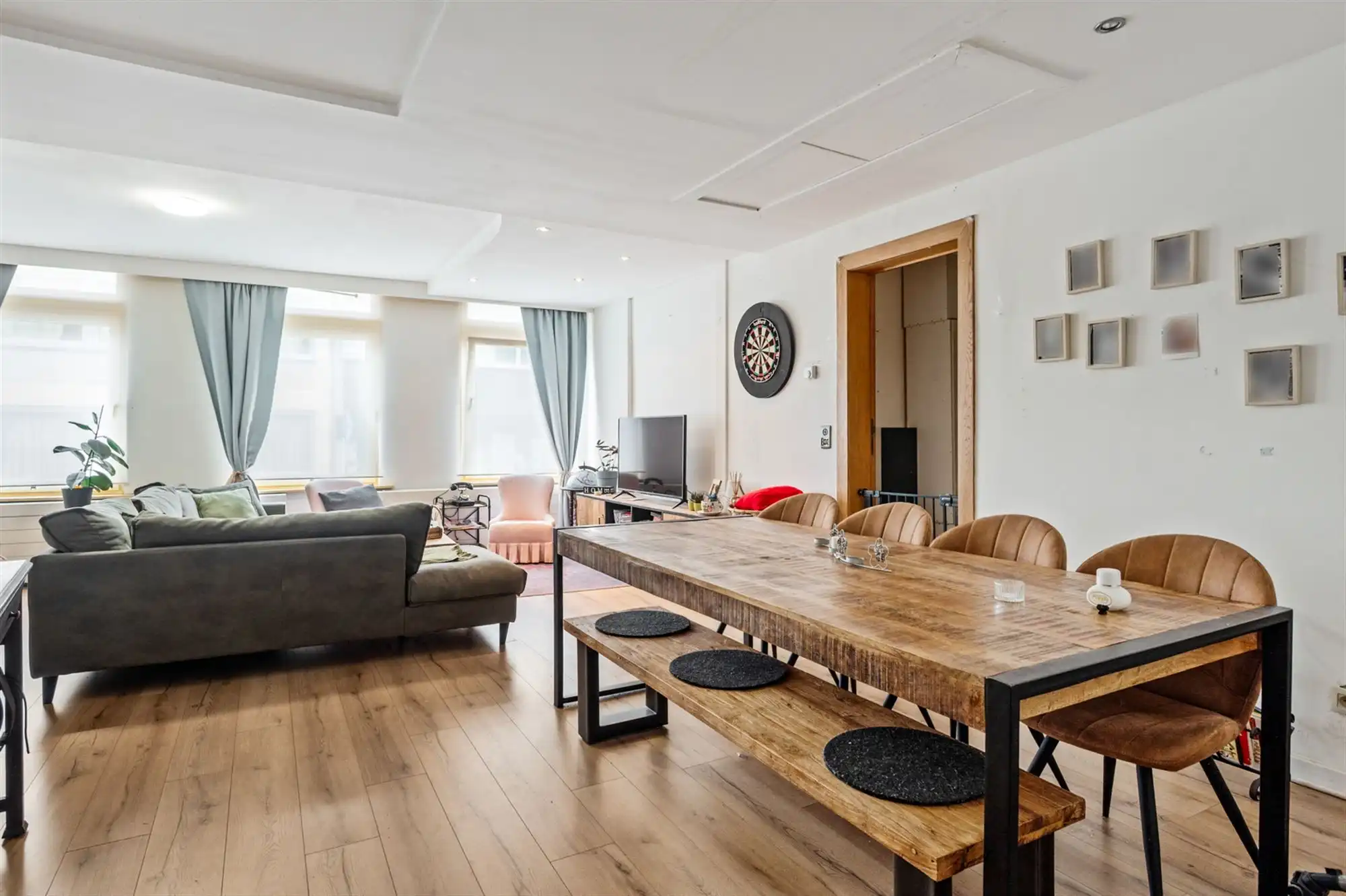 Opbrengsteigendom in handelshart van Merksem aan het plein! foto 2