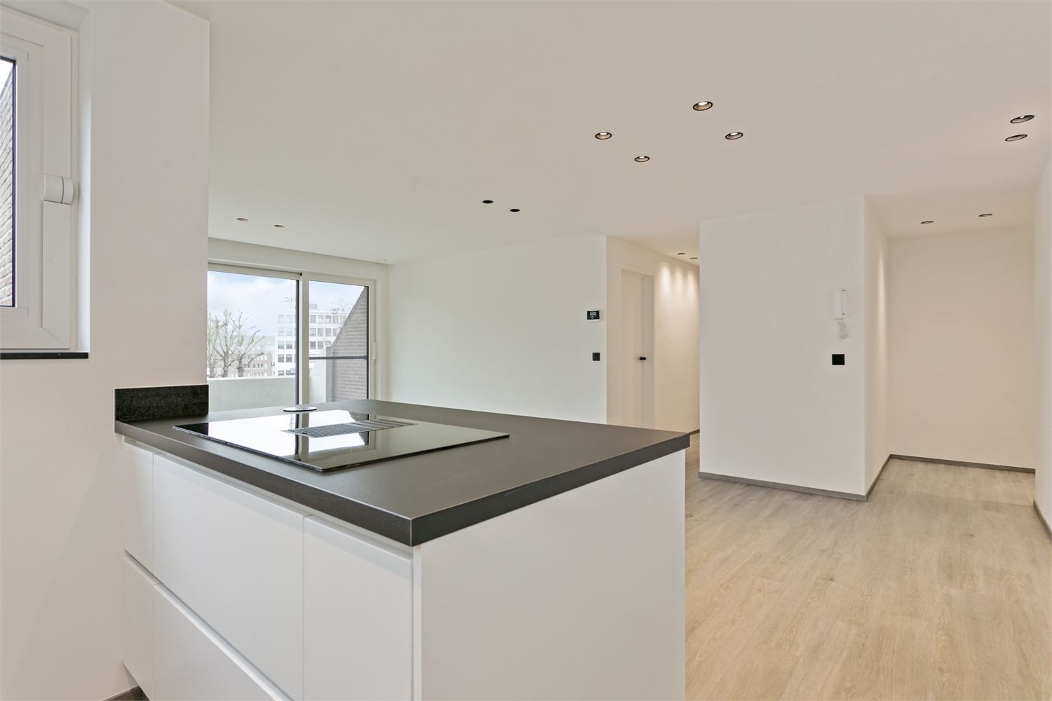 LUXUEUS APPARTEMENT MET 2 SLPKS TE DIEST! foto 6