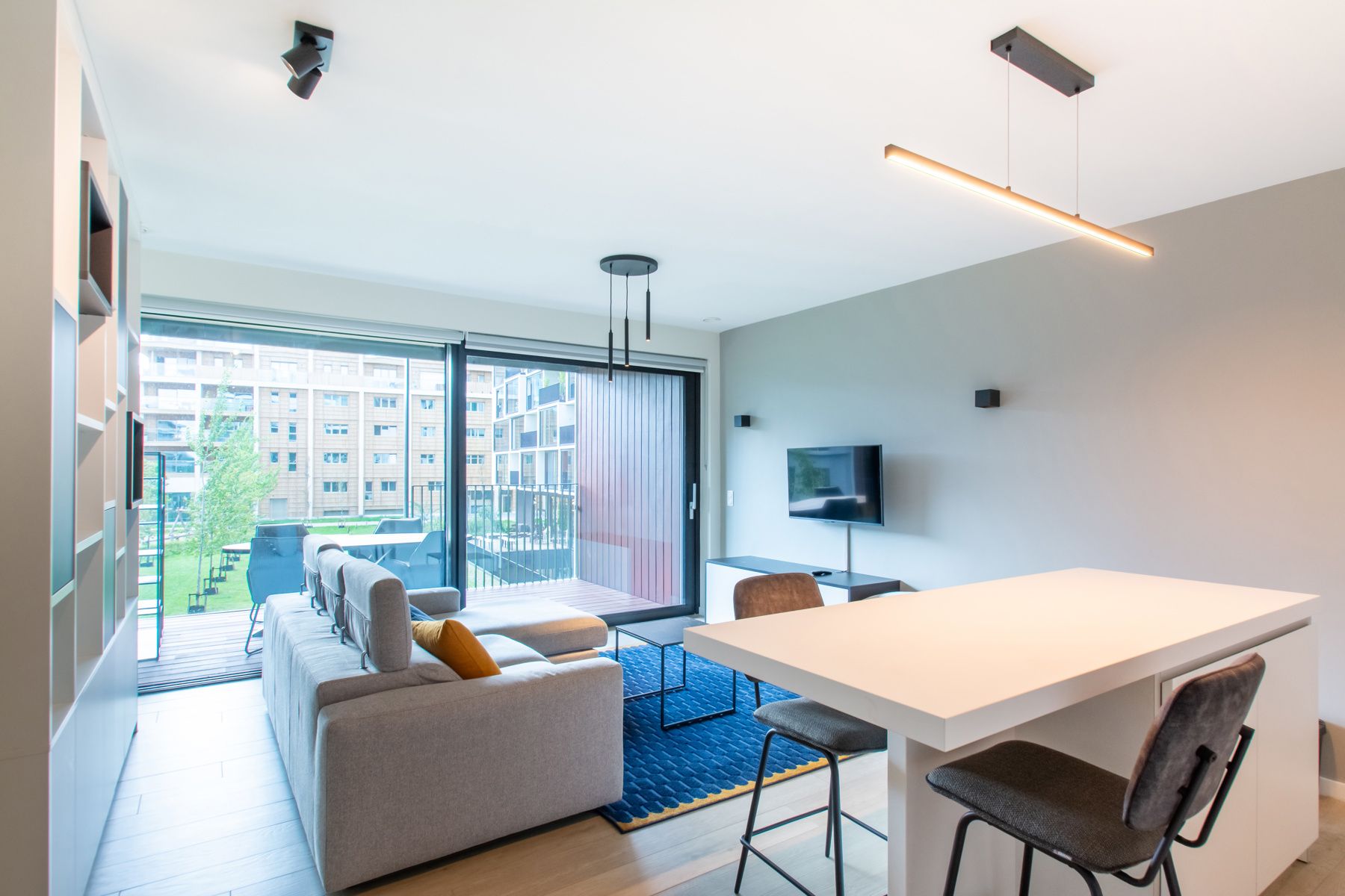 Gezelig lichtrijk gemeubeld 1 kamer appartement foto {{pictureIndex}}