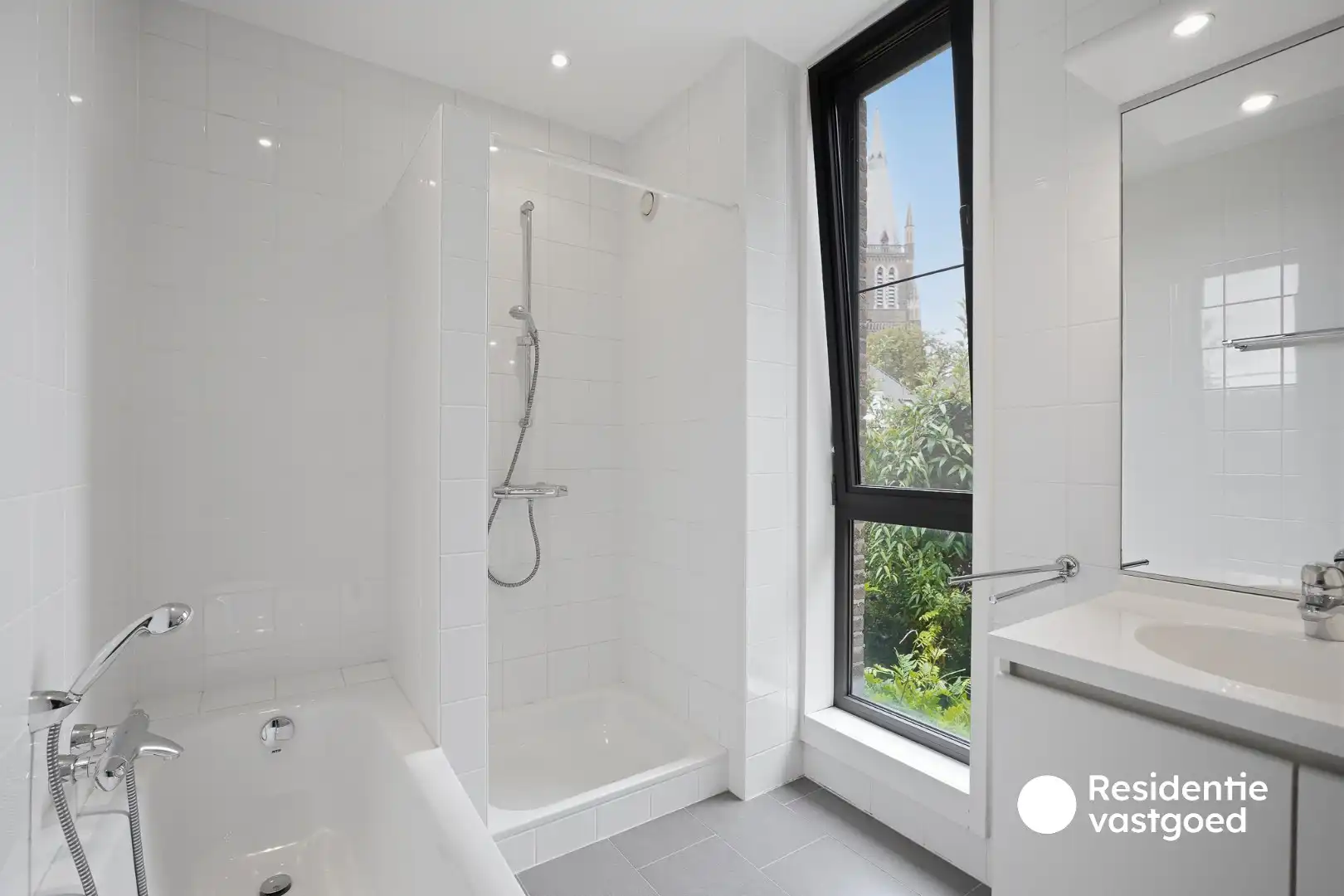 Ruim appartement met staanplaats en terras (46 m²!) aan het Koningin Astridpark foto 12