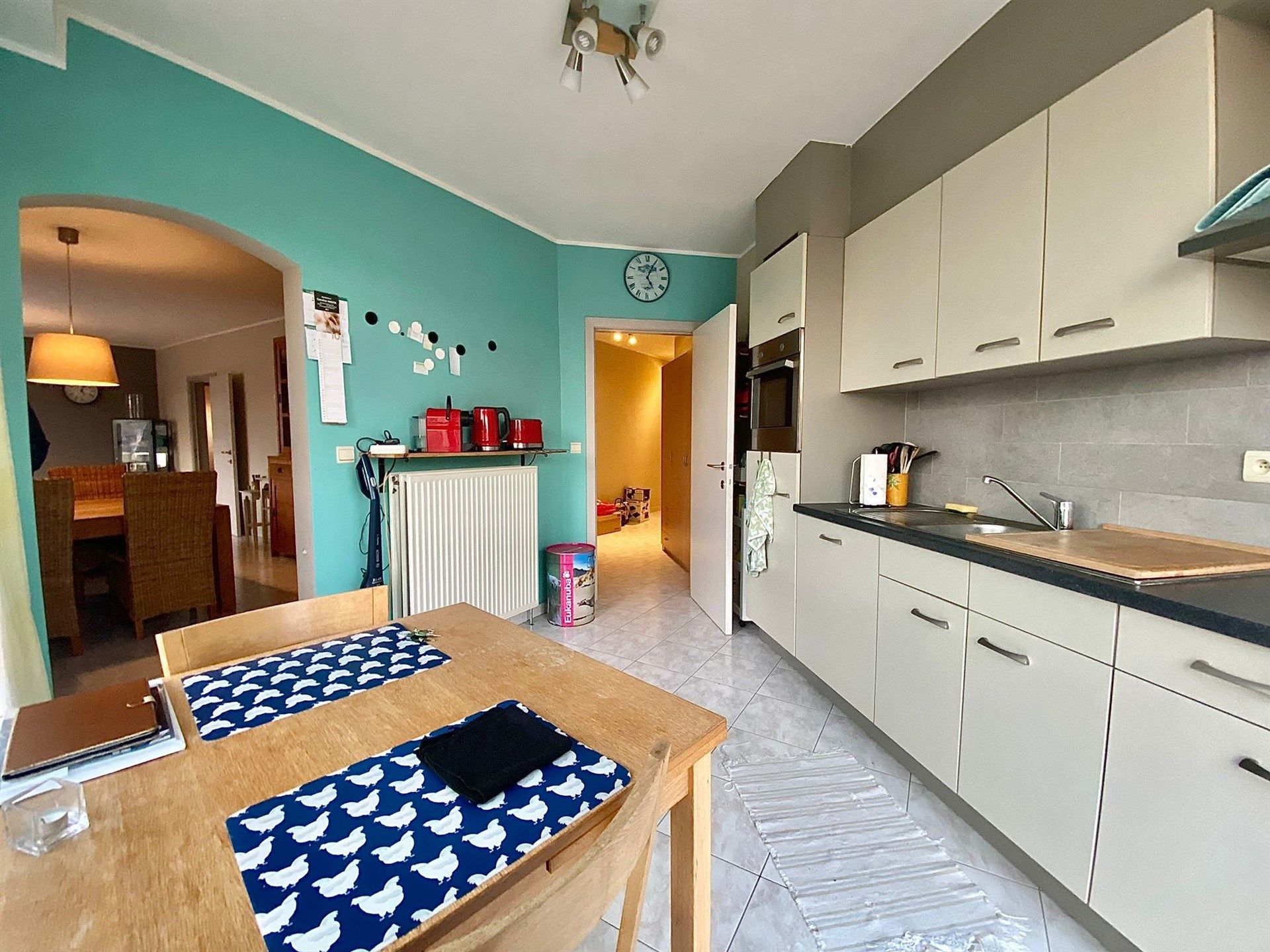 Ruim appartement met twee slaapkamers en terras foto 3