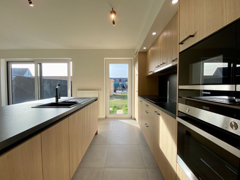 Instapklare recente woning met 4 ruime slaapkamers en carport foto 7