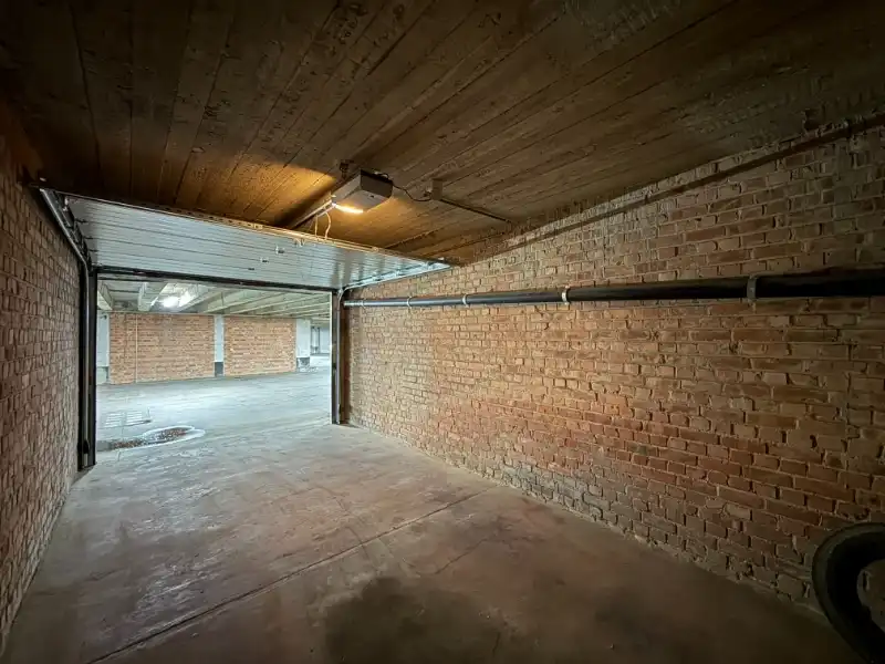 Uitstekend gelegen garagebox nabij Citadelpark en Sint-Pietersstation foto 4