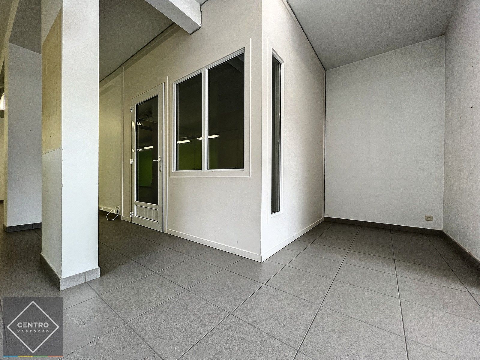 Handelspand  (winkel/kantoor) van 177m² mét patio TE HUUR in centrum Roeselare ! foto 10