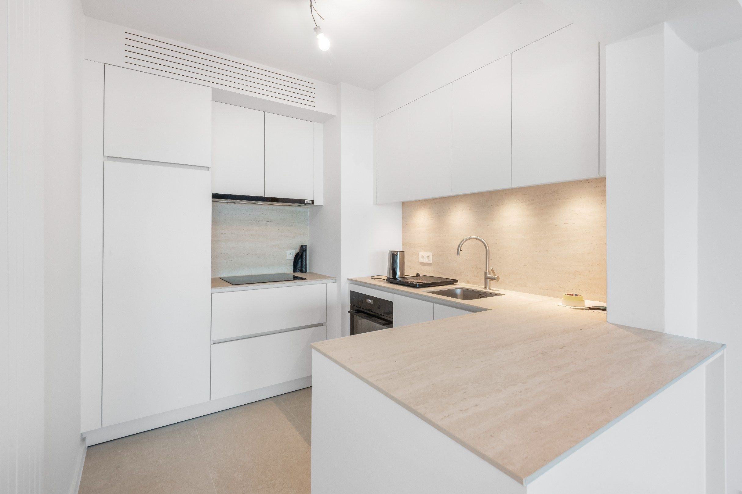 Ongemeubeld appartement op de Zeedijk ter hoogte van het Lichttorenplein foto 7