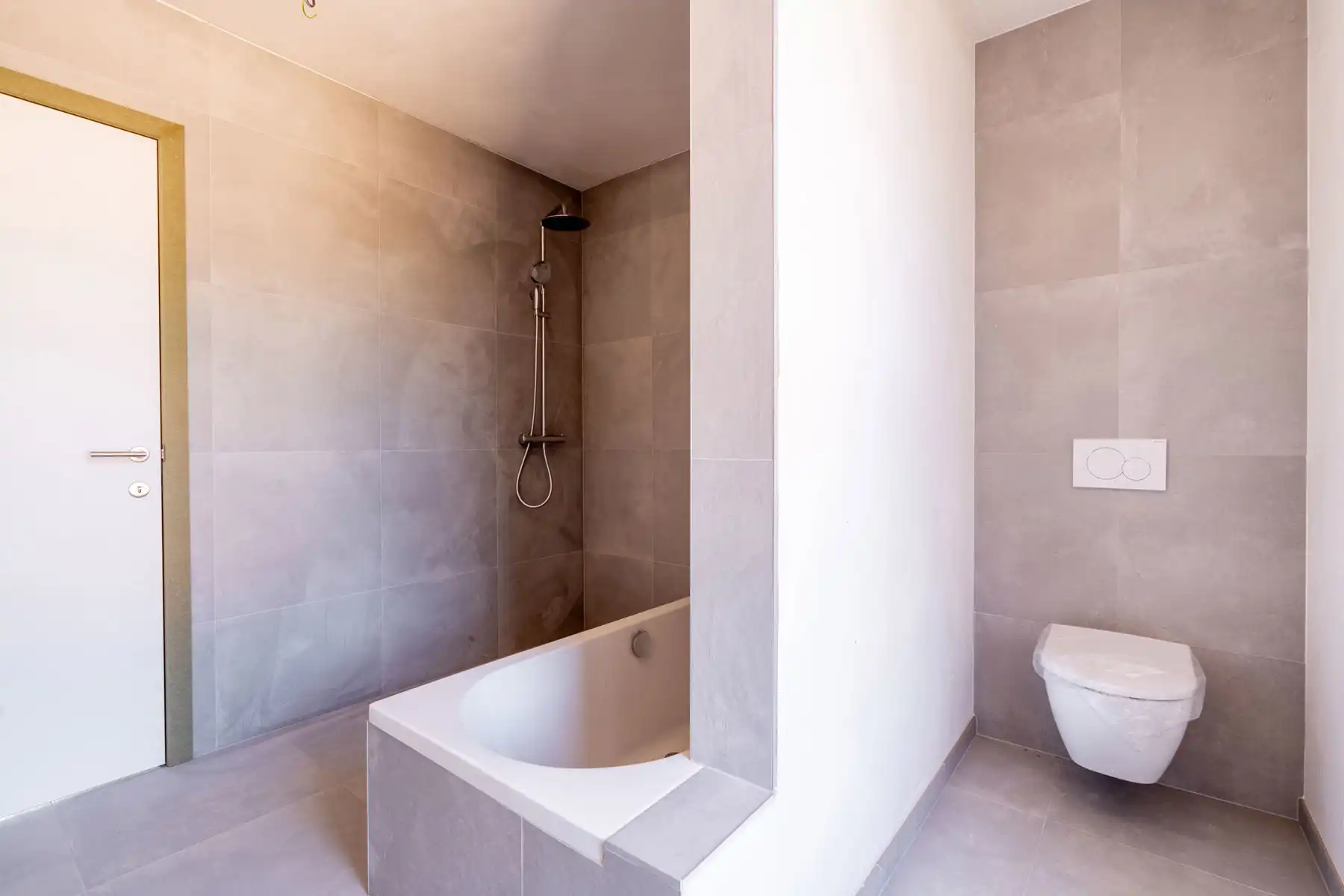 Prachtige nieuwbouwwoning in heel rustige straat te koop! foto 7