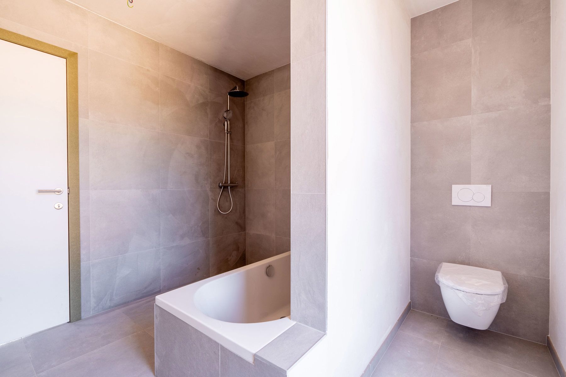 Prachtige nieuwbouwwoning in heel rustige straat te koop! foto 7