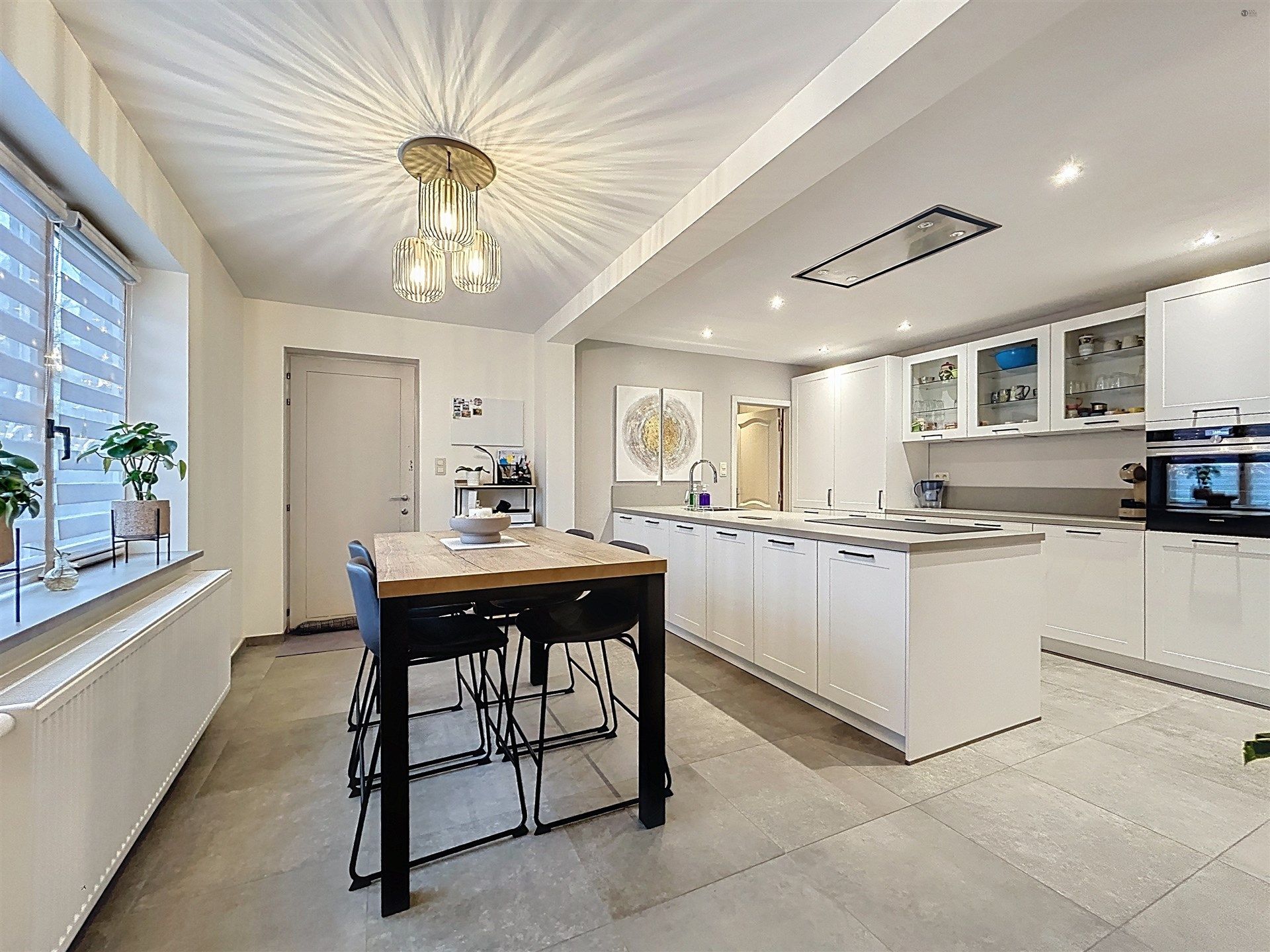 Half open bebouwing met 4 slaapkamer en garage op perceel van 433m² foto 2