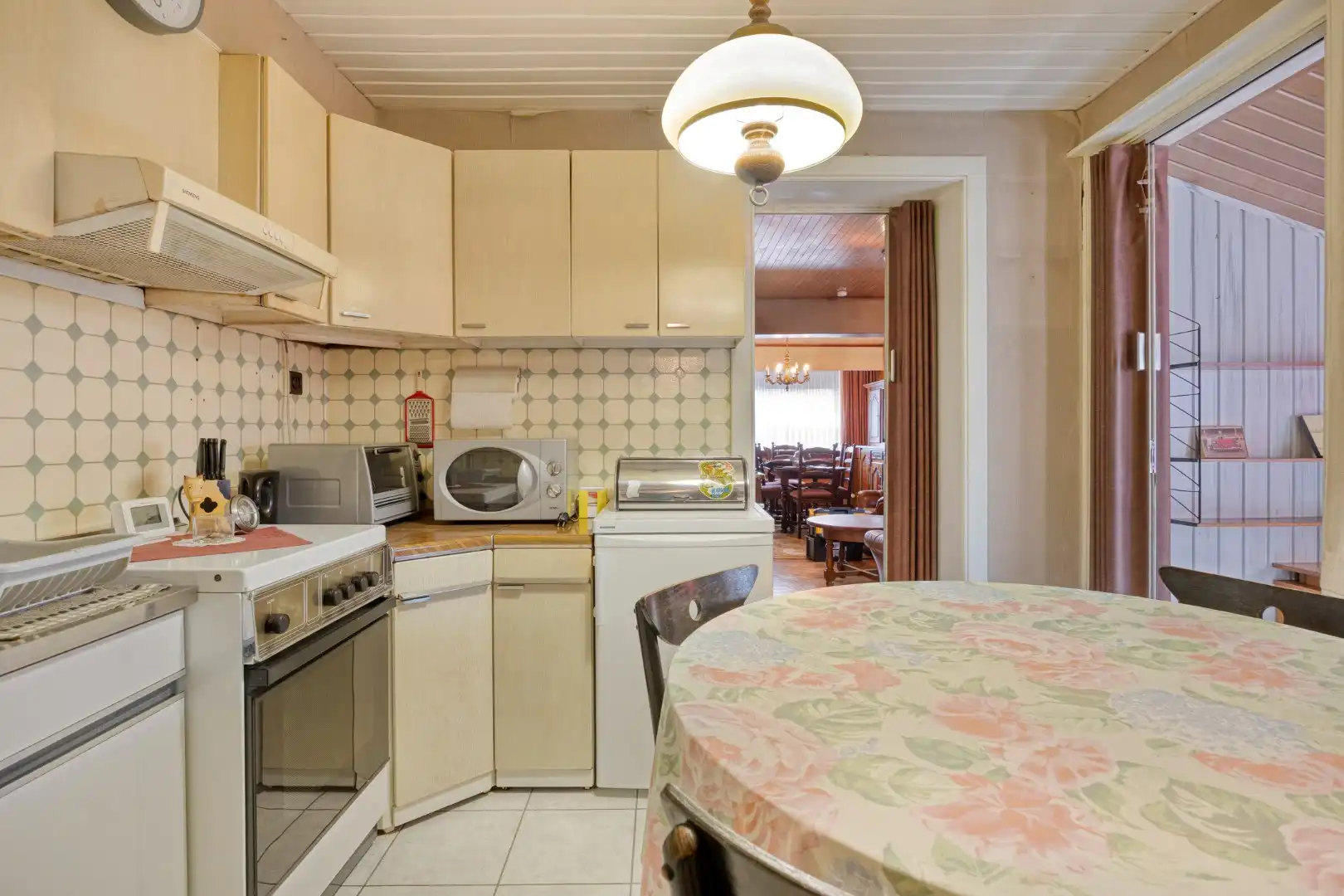 Rustig gelegen te renoveren woning op een mooi perceel van 13 are. foto 8