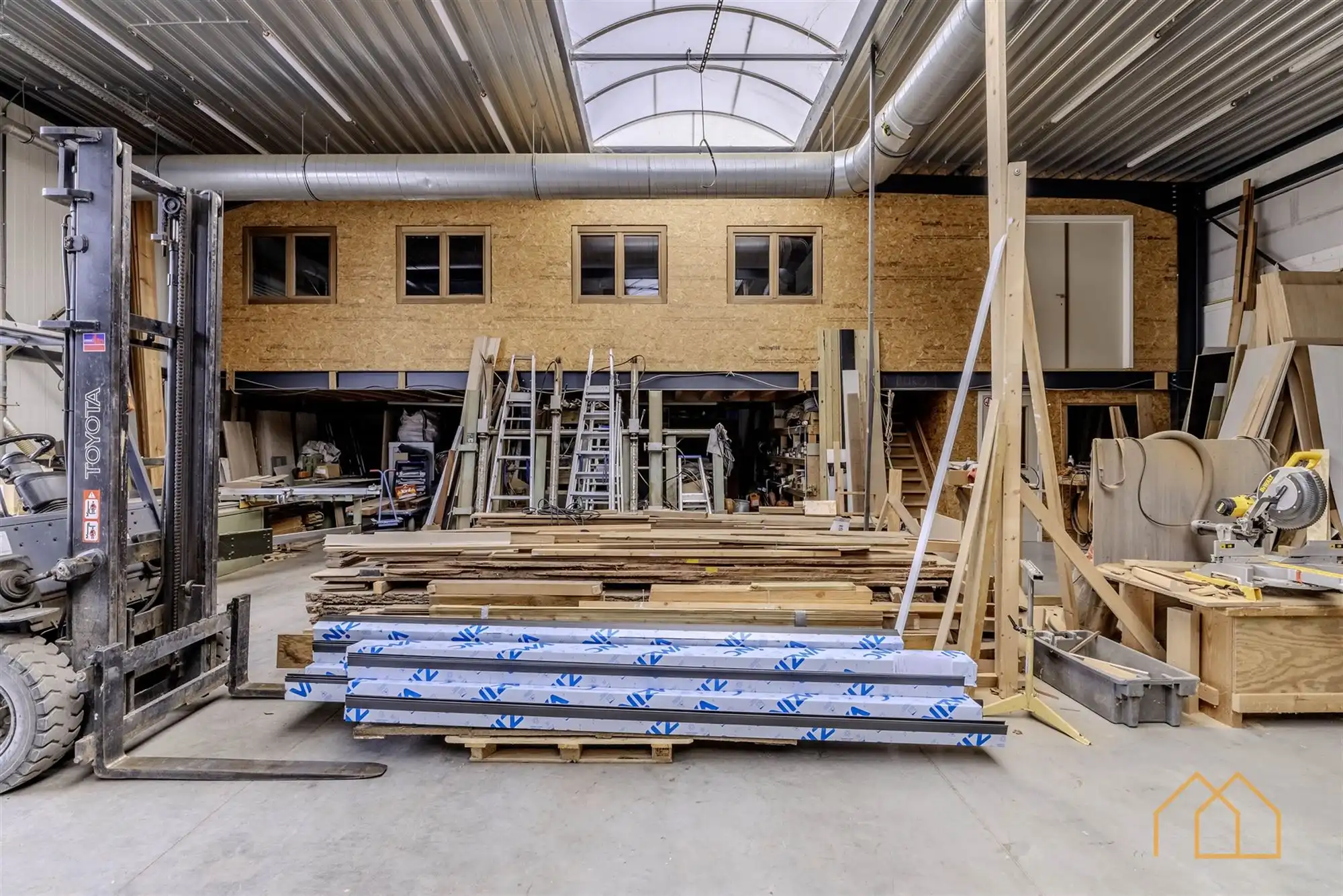 Ingerichte schrijnwerkerij van 400m² foto 3